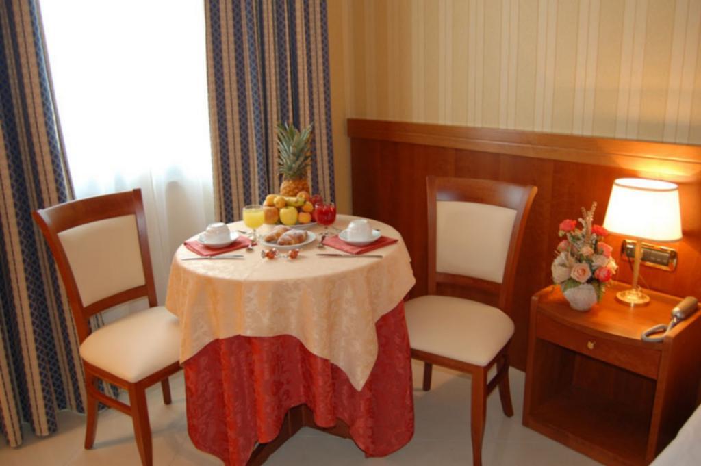 Hotel Joyfull Napoli Værelse billede